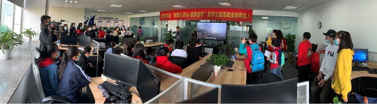 张世明总经理热情欢迎孩子们来到振控科技公司参观