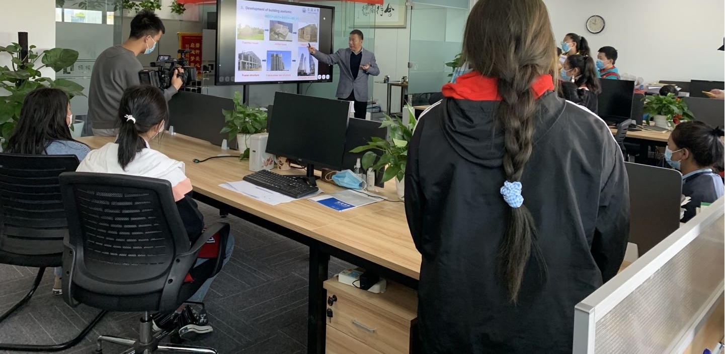 张世明总经理对地震对各种建筑物的影响进行解说