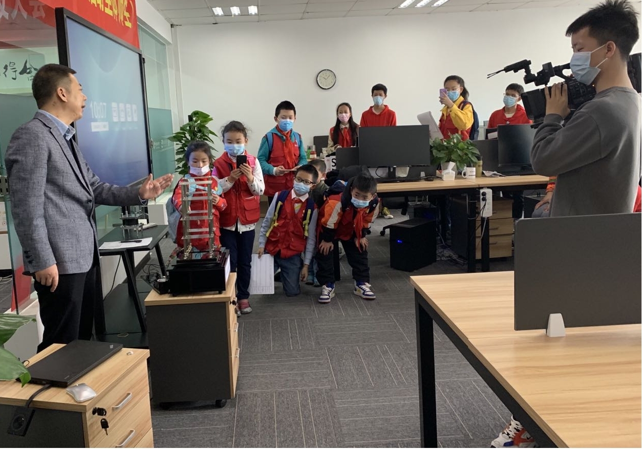张世明总经理用模型进行演示