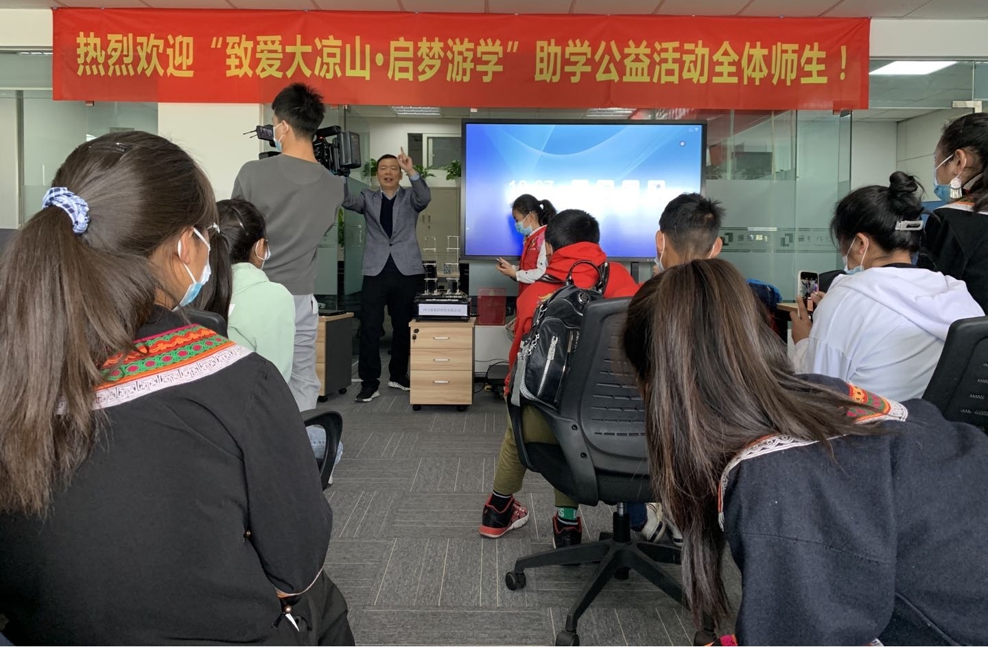 张世明鼓励孩子们：努力学习科学知识，成长为对社会有用的人